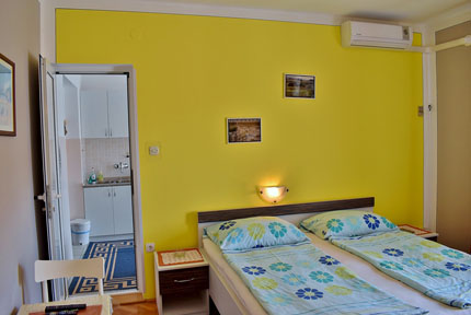 Schlafzimmer mit Balkon, Sat-TV, Bad und WC