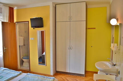 Schlafzimmer mit Balkon, Sat-TV, Bad und WC